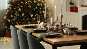 רעיונות לעיצוב שולחן חג עם נרות, מגשים ופריטי נוי ייחודיים