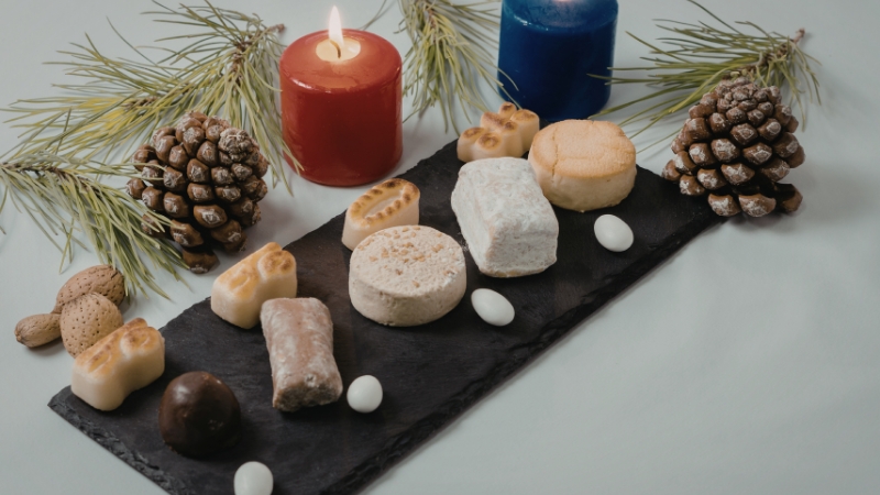 רעיונות לעיצוב שולחן חג עם נרות, מגשים ופריטי נוי ייחודיים