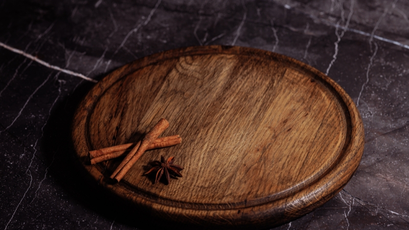 רעיונות לעיצוב שולחן חג עם נרות, מגשים ופריטי נוי ייחודיים